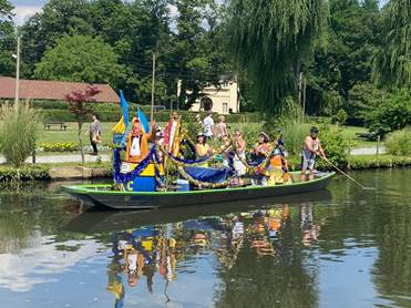 Ein Bild, das Baum, Wasser, drauen, Boot enthlt.

Automatisch generierte Beschreibung