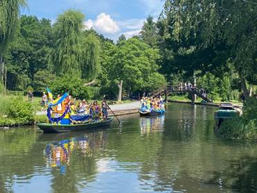 Ein Bild, das Baum, drauen, Wasser, Boot enthlt.

Automatisch generierte Beschreibung