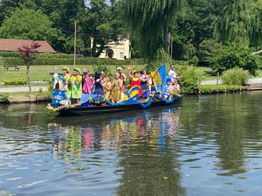 Ein Bild, das Baum, drauen, Wasser, Boot enthlt.

Automatisch generierte Beschreibung