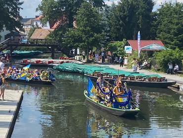 Ein Bild, das Baum, drauen, Wasser, Boot enthlt.

Automatisch generierte Beschreibung