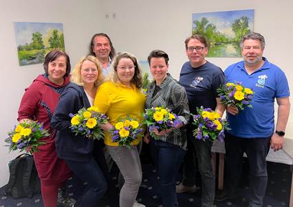 Ist mglicherweise ein Bild von 7 Personen, Personen, die stehen und Blume